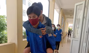 Xúc động hình ảnh tình nguyện viên cõng thí sinh đến tận phòng thi