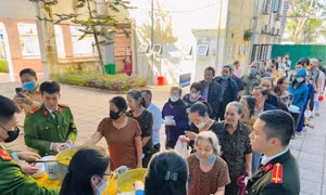 Tuổi trẻ công an Hà Tĩnh nấu cháo cho bệnh nhân nghèo