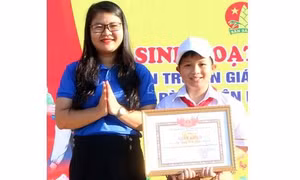 Khen thưởng nam sinh trả lại hơn 50 triệu đồng nhặt được