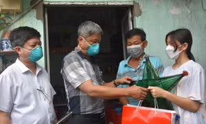 Thứ trưởng Bộ Y tế tặng quà trung thu cho trẻ mồ côi vì COVID-19