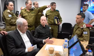 Thủ tướng Israel Benjamin Netanyahu (trái) gặp Bộ trưởng Quốc phòng Yoav Gallant (giữa) và các chỉ huy quân sự tại trụ sở Lực lượng phòng vệ ở Tel Aviv để đánh giá an ninh ngày 8/10. (Ảnh: GPO)
