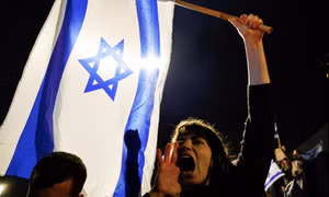 Người biểu tình Israel xuống đường trong đêm muộn. (Ảnh: Reuters)