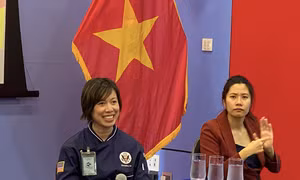 Christine Hà trong buổi nói chuyện tại Đại sứ quán Mỹ ở Hà Nội ngày 20/9. (Ảnh: Thu Loan)