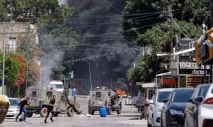 Người Palestine tìm chỗ ẩn nấp trong cuộc tấn công của Israel vào thành phố Jenin ngày 3/7. (Ảnh: Reuters)
