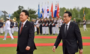 Tổng thống Hàn Quốc Yoon Suk Yeol và Thủ tướng Nhật Bản Fumio Kishida trong lễ đón ngày 7/5. (Ảnh: Reuters)
