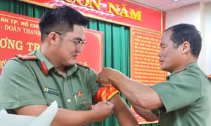 Công an TPHCM tăng cường cán bộ trẻ cấp căn cước cho người dân 