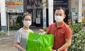Bí thư Đoàn Trường ĐH Y dược TPHCM trao quà cho các bạn sinh viên
