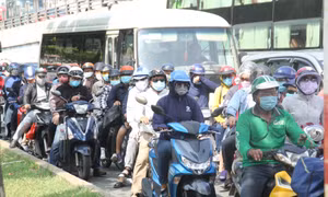 Cửa ngõ kẹt cứng, trung tâm TPHCM thưa vắng người ngày 30/4