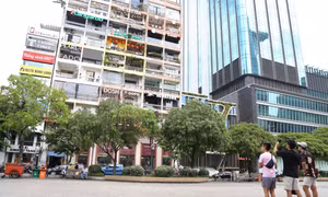 Giới trẻ mê mẩn check in khu chung cư cũ ở TPHCM có hàng loạt quán xá bắt mắt