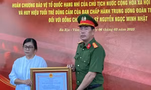 Truy tặng Huân chương bảo vệ Tổ quốc cho chiến sĩ hi sinh khi khống chế kẻ ngáo đá