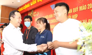 Sinh viên ký túc xá nhận lì xì, ăn cơm tất niên cùng lãnh đạo, thầy cô ĐHQG TPHCM