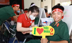 Chiến sĩ trẻ trường Quân sự năng nổ hiến máu tại ngày hội Chủ nhật Đỏ