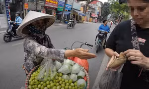 Túi táo nhỏ được bà L bán cho du khách nước ngoài với giá 200.000 đồng. 