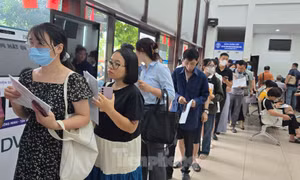 Hà Nội: Công dân không có chỗ ngồi chờ làm thủ tục hành chính