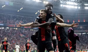 Các cầu thủ Leverkusen ăn mừng bàn thắng vào phút 90+7 của Stanisic.