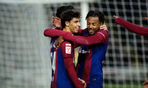 Joao Felix ăn mừng cùng các đồng đội sau khi chọc thủng lưới đội bóng chủ quản.