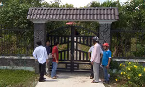 Nhiều 'hụi viên' đứng trước cửa nhà bà Trang đòi thanh toán tiền hụi.