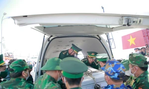 Người thân gục khóc bên thi thể ngư dân tàu gặp nạn