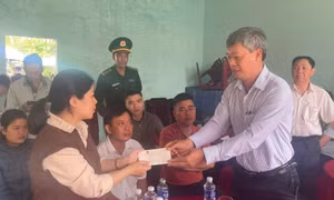 Chìm tàu 5 người chết, mất tích: Lãnh đạo thăm hỏi gia đình ngư dân gặp nạn