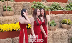 Giới trẻ TP.HCM nô nức rủ nhau diện đồ xinh xuống phố, Tết đang đến thật gần rồi!