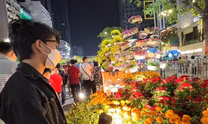 Giới trẻ nô nức đến đường hoa Nguyễn Huệ du xuân, chụp ảnh vẫn không quên đeo khẩu trang