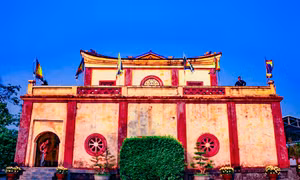 Tàng Thơ lâu nhìn từ cổng chính vào.