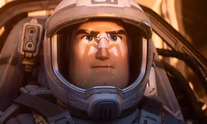 Fan háo hức chờ đợi phiên bản người thật của Buzz Lightyear do "Captain America" thể hiện