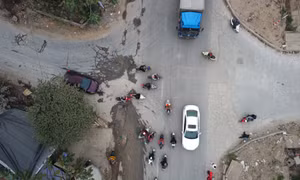 Đường gom Đại lộ Thăng Long xuống cấp, thường xuyên ùn tắc do thi công dự án
