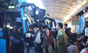 Người dân bắt đầu nghỉ lễ Quốc khánh, bến xe đông kín khách rời Hà Nội