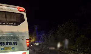 Hai người ngã ra đường sau va chạm, bé 12 tuổi bị ô tô khách cán tử vong