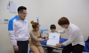 'Sinh viên 5 tốt' thăm, tặng quà cho bệnh nhi tại Sơn La