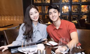 Bình An khoe ảnh đi ăn tối ngọt ngào, không quên tiết lộ quyền lực của "nóc nhà" Á hậu Phương Nga