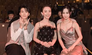 Thu Trang thay 2 bộ váy, quyết tâm "chặt đẹp" đàn em Jun Vũ trên thảm đỏ ra mắt phim Tết