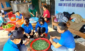 Bữa cơm yêu thương dưới đỉnh Ngọc Linh 