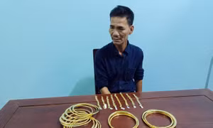 Đối tượng Nguyễn Hoàng cùng số vàng trộm. Ảnh: Văn Nam