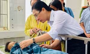 Bí thư Tỉnh ủy Quảng Ngãi thăm 2 cháu bé trong vụ thảm án cả gia đình