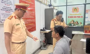 Ô tô tải hết kiểm định, tài xế tông văng xe CSGT để bỏ chạy