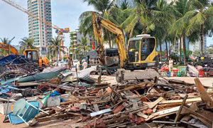 Cưỡng chế loạt quầy bán hàng dọc biển Đà Nẵng