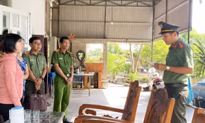 Cơ quan ANĐT Công an tỉnh Quảng Ngãi đọc quyết định khởi tố vụ án, khởi tố bị can Trần Thị Kiều Duyên. Ảnh: CACC