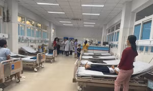 Hàng chục học sinh ở Quảng Ngãi nhập viện sau khi ăn đồ ăn ‘lạ’
