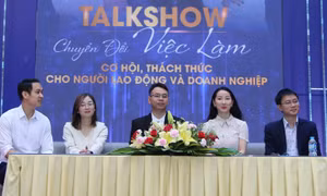 Diễn giả đội mưa tham dự talkshow 'Chuyển đổi việc làm - Cơ hội, thách thức cho người lao động và doanh nghiệp'