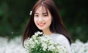 Hot girl Nam Định đẹp ‘tựa nắng mai’ giữa vườn hoa báo đông