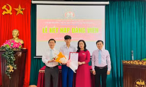 Nam sinh miền núi Quảng Trị đỗ Ngoại Thương được kết nạp Đảng ở tuổi 18