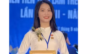 Nữ sinh trường ĐH Điều dưỡng Nam Định nhận bằng khen Thanh niên tiên tiến làm theo lời Bác toàn quốc năm 2023