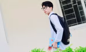 Nam sinh trường Cao đẳng Dược Trung ương Hải Dương chạy xe 50 cây số để giao một đơn hàng 