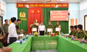 Thưởng nóng các đơn vị bắt tên cướp đâm chủ quán 20 nhát dao ở Long An