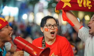 Chị em quẩy tưng cổ vũ đội tuyển bóng đá nữ Việt Nam