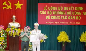 Đại tá Phan Thanh Tám - Giám đốc Công an tỉnh Phú Yên (trái) trao quyết định bổ nhiệm Phó Giám đốc Công an tỉnh Phú Yên cho Thượng tá Nguyễn Khỏe