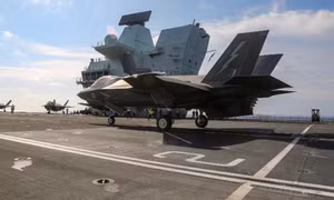 Phi đội máy bay của Thuỷ quân lục chiến Mỹ trên boong tàu sân bay Anh HMS Queen Elizabeth ngày 27/7. (Ảnh: UK Navy)