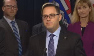 Ông Demetrios Nicolaides (giữa) là quan chức phụ trách giáo dục của tỉnh Alberta. (Ảnh: CBC)